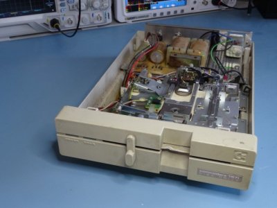 Commodore - Čištění a oprava disketové mechaniky Commodore 1571 Floppy Drive