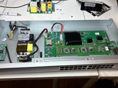 Ubiquiti - Výměna zcela zničeného napájecího zdroje v UniFi USW-24-PoE