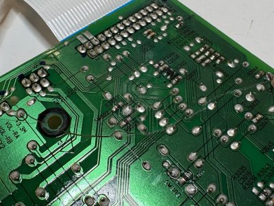 OEM - Oprava rozlomené desky plošných spojů. Celkem 31 opětovně propojených spojů.