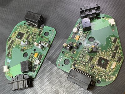 Audi - Řídící jednotka pro Audi Q7, výměna CPU   EEPROM, lakování PCB