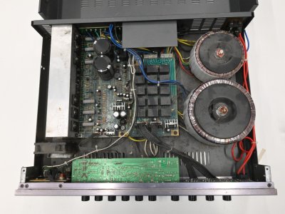 Dexon - Oprava rozhlasové ústředny Dexon JPA1302, výměna přepínačů hlasitosti, relátek, kondenzátorů a čištění elektroniky.