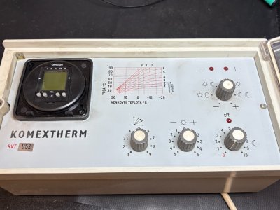 Komextherm - Oprava řídicí jednotky Komextherm RVT 052, tentokrát v provedení s digitálními hodinami.