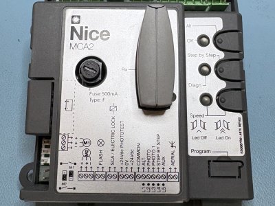 Nice - Oprava řídicí jednoty vrat Nice MCA2. Opravili jsem zkratované (a doslova shořelé) spoje na základní desce ŘJ.